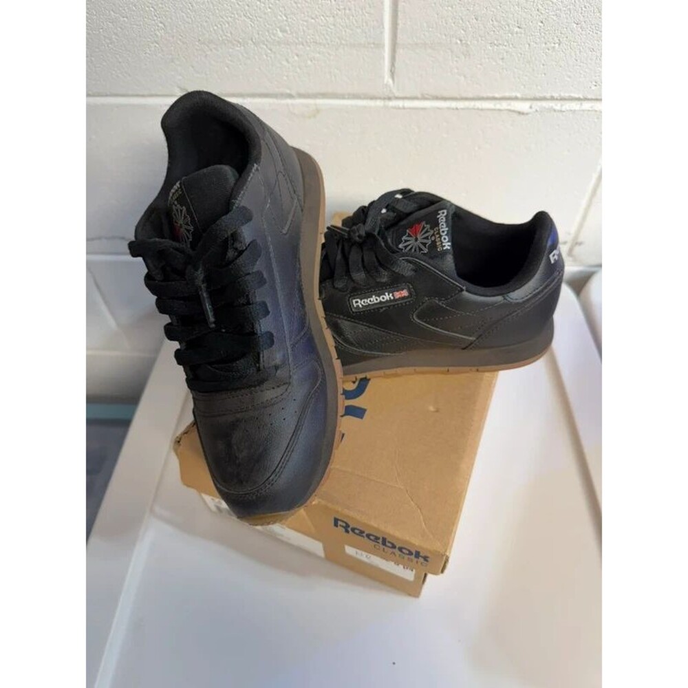 Reebok Boys Classic Leather Sneakers Black Gum Sole Size 5.5 Junior V69623